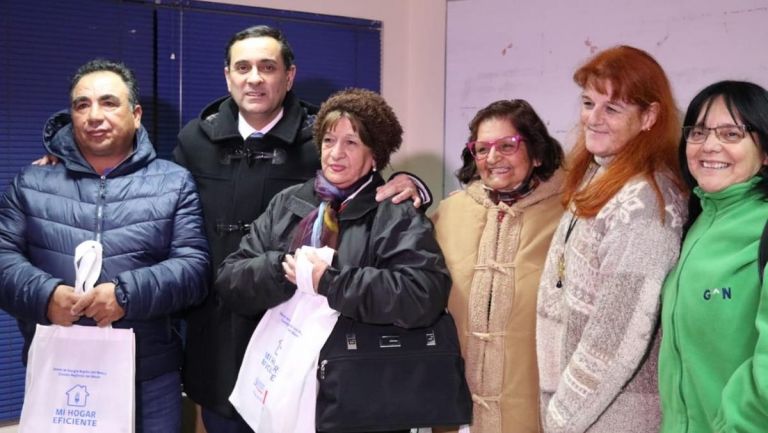 Vecinos de Bombero Garrido recibieron capacitación y kit para ahorro de energía