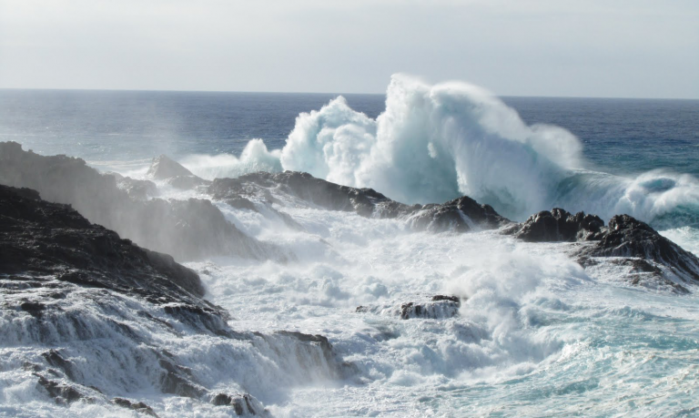 Olas de hasta 4 metros y vientos sobre los 60 km/h se esperan en el litoral central para este fin de semana
