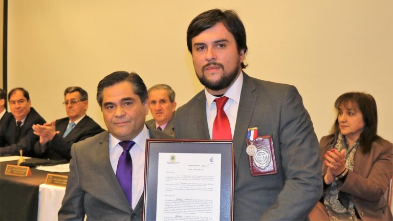 Entregan medalla de plata municipal a detective curicano