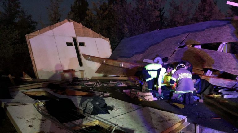Desplome de techumbre en capilla deja a varios jóvenes voluntarios lesionados en Parral