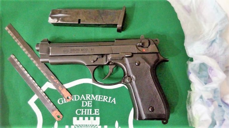 Lanzan pistola envuelta en pañal al interior de penal curicano