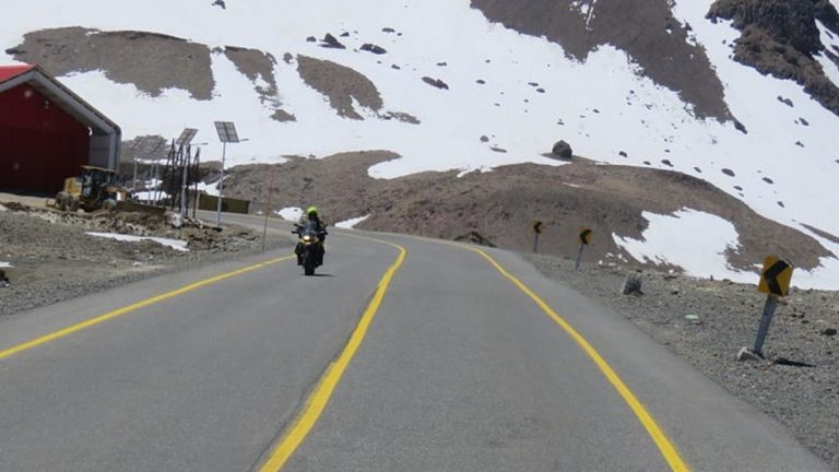 Realizan esfuerzos por despejar la nieve en Paso El Pehuenche