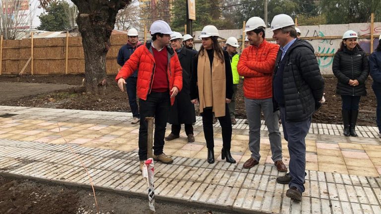 Avanzan trabajos de mejoramiento en Plaza Luis Cruz Martínez de Curicó