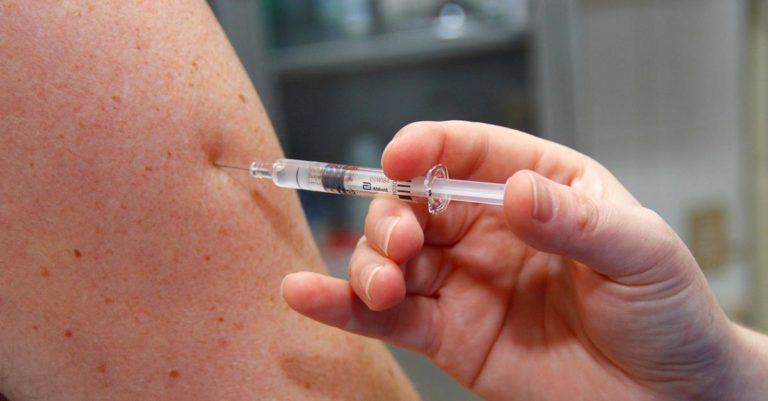 Centros de salud municipales agotaron vacunas contra la influenza y no habrá más disponibilidad en Curicó