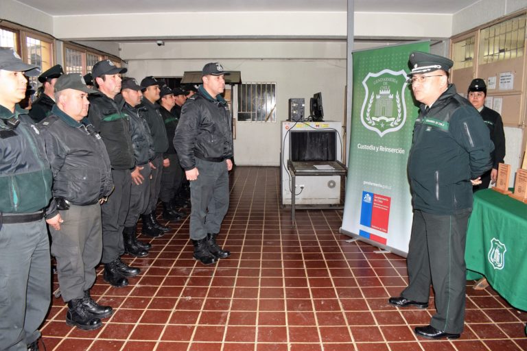 Reconocen a Gendarmes que evitaron fuga desde cárcel de Curicó