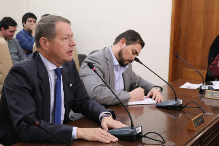 Embajador de Finlandia expuso proyecto medioambiental al concejo municipal de Curicó