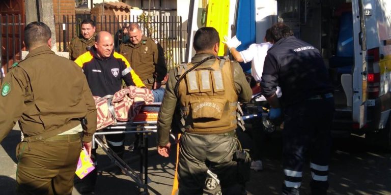 Juvenil delincuente quedó incrustado en reja de antejardín