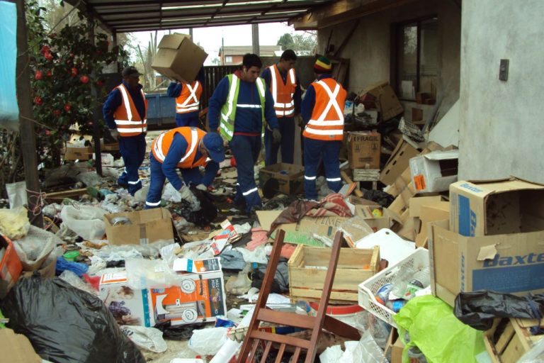 Acumulador compulsivo guardaba más de 3 mil kilos de “chatarra” en domicilio