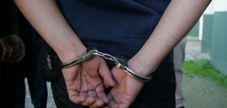 Delincuente con 17 condenas abusó de niña escolar de 13 años a bordo de un microbús