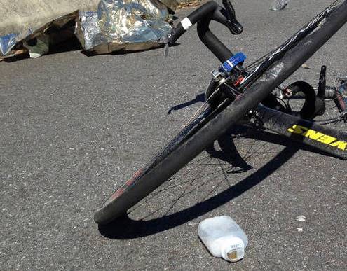 Niño transportado en manubrio de bicicleta fue embestido por automóvil