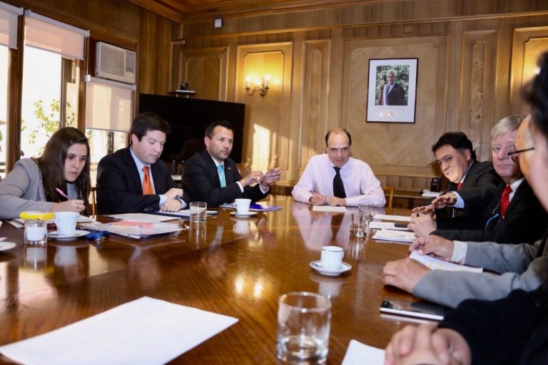 Alcaldes maulinos abordan materias de vivienda y urbanismo con el Ministro Monckeberg