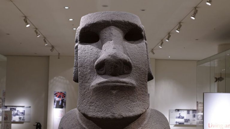 Gobierno compromete gestión para que Reino Unido devuelva moái que se robó de Rapa Nui