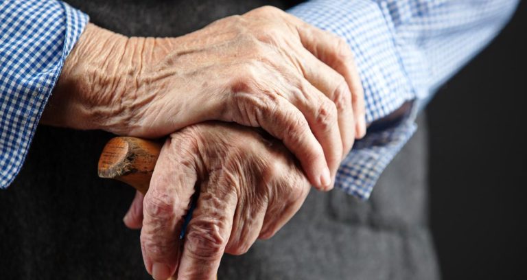 Investigadoras advierten: uso de la sujeción vulnera derechos de personas mayores