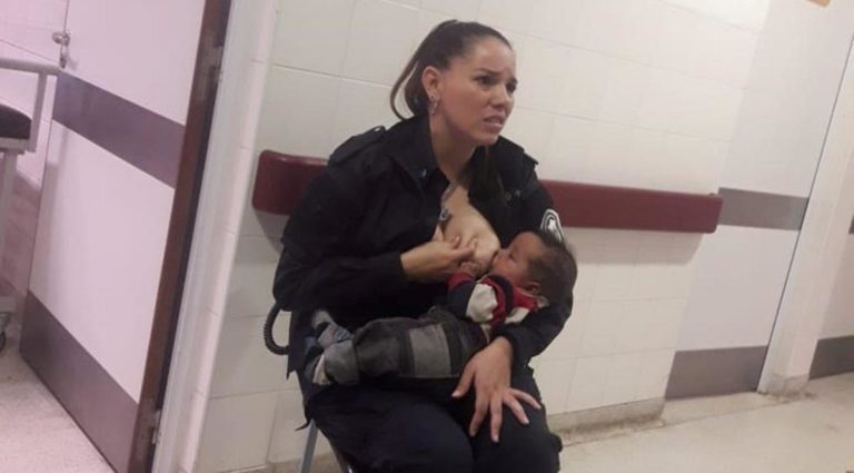 La increíble imagen de humanidad de una policía que se viralizó
