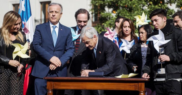 Piñera firma proyecto de ley que crea registro para inscribir fetos