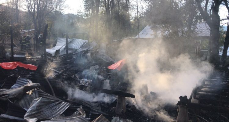 Cumpleaños termina en tragedia: 3 muertos y 4 heridos tras incendio en una cabaña