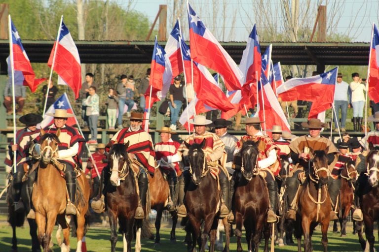 Rauquinos disfrutaron desfile de fiestas patrias