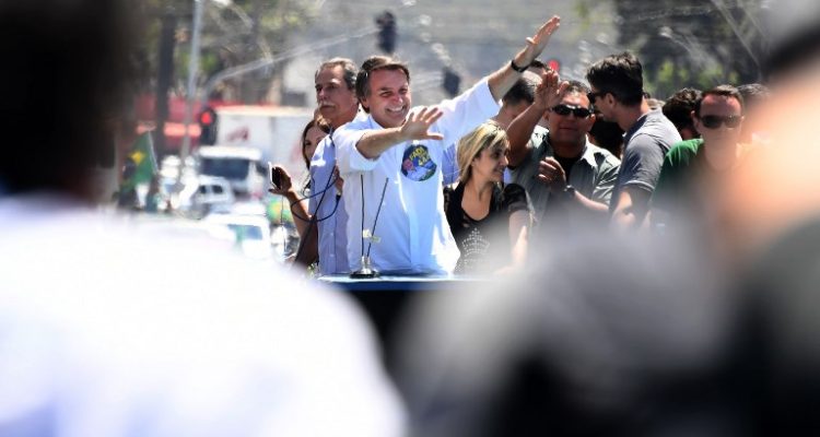 Puñalada al candidato más polémico de Brasil: misógino, homofóbico y amigo de la dictadura