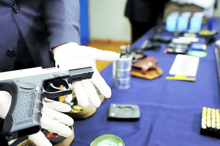 Dos carabineros y un médico eran parte de banda que traficaba armas