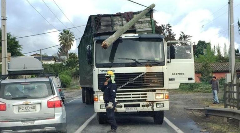 Camión derribó postes y provocó corte de ruta en Hualañé