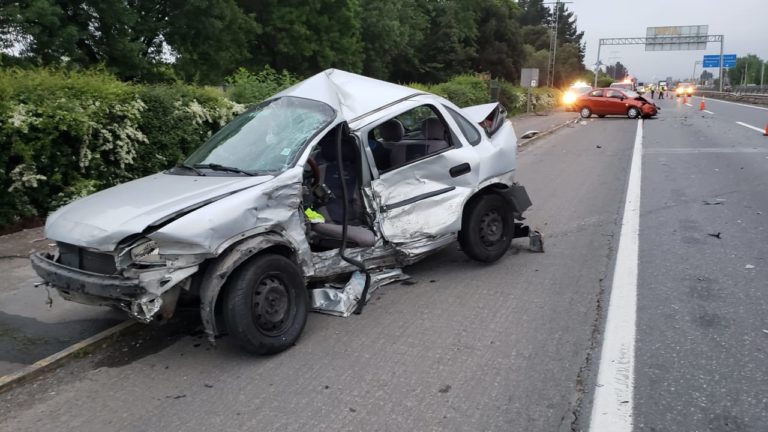 Triple colisión arroja 10 lesionados frente a Curicó