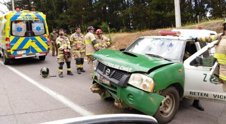 Carro policial chocó contra cerro en ingreso a Vichuquén