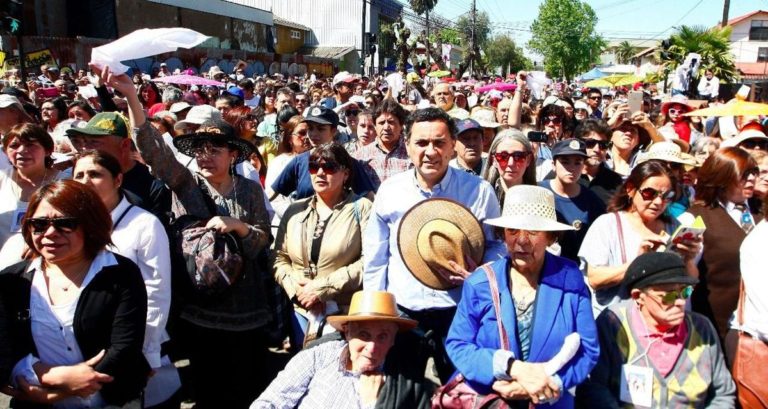 Curicanos se volcaron a las calles para venerar a la Virgen del Carmen