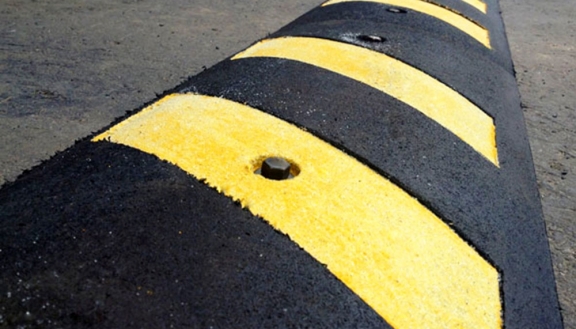 Instalan reductores de velocidad y anuncian semáforo para avenida Circunvalación