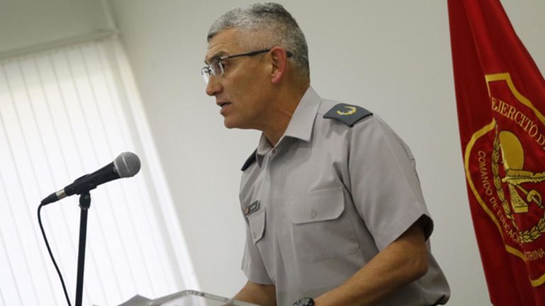 Dan de baja a director de la Escuela Militar tras homenaje a Miguel Krassnoff