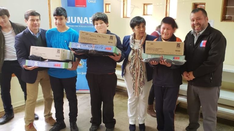 Jóvenes con necesidades especiales de Teno recibieron computadores