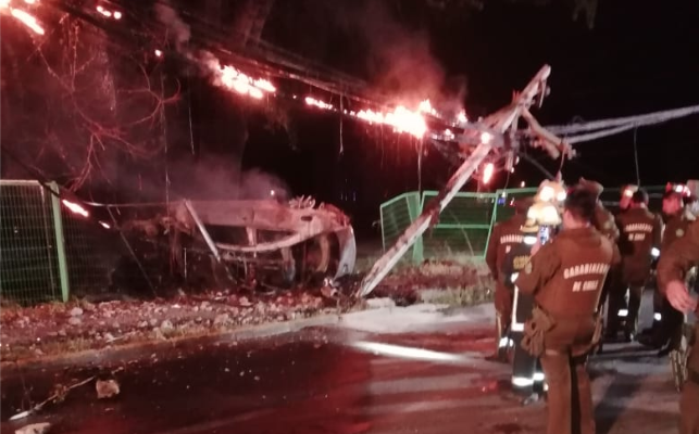 Hombre muere calcinado tras chocar con poste de alumbrado público cuando huía de Carabineros