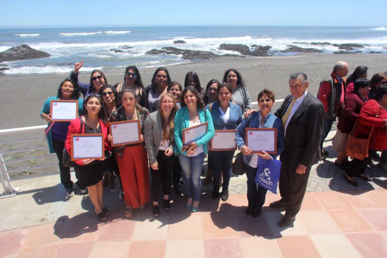 Veinte rauquinos fueron certificados por el FOSIS frente al mar