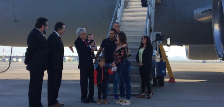 Presidente Piñera recibió a chilenos que volvieron de Venezuela