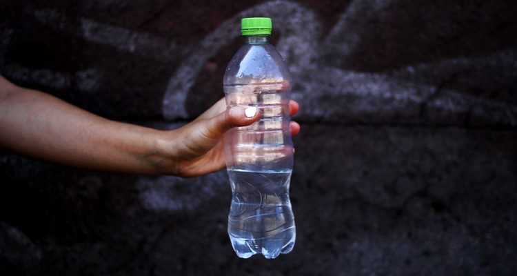 ¿El agua envasada es agua potable? Constaron alta presencia de arsénico en tres marcas