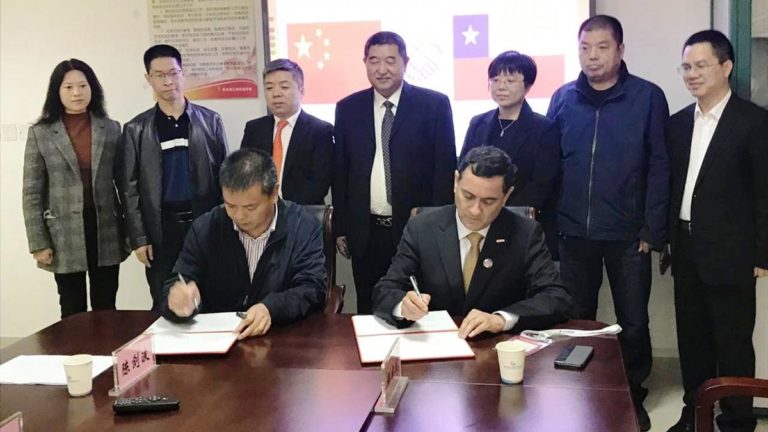 Alcalde firmó convenio para enviar estudiantes curicanos a China
