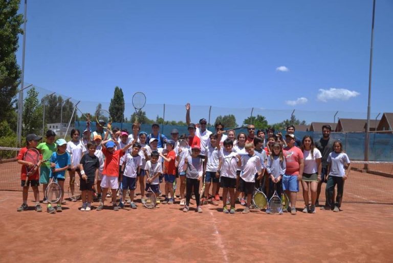 Fernando González realizó clínica deportiva en Curicó