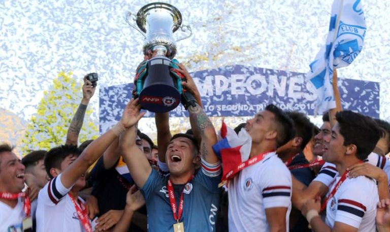 Deportes Santa Cruz es campeón y asciende a Primera B tras 21 años