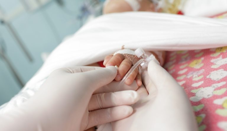 Minsal confirmó que mujer murió por Covid-19 tras dar a luz en Linares