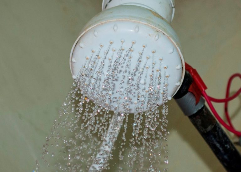 Joven curicano falleció electrocutado mientras se bañaba con ducha eléctrica