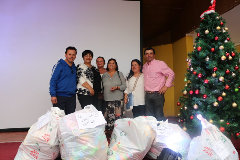 Entregan miles de juguetes para niños de Teno
