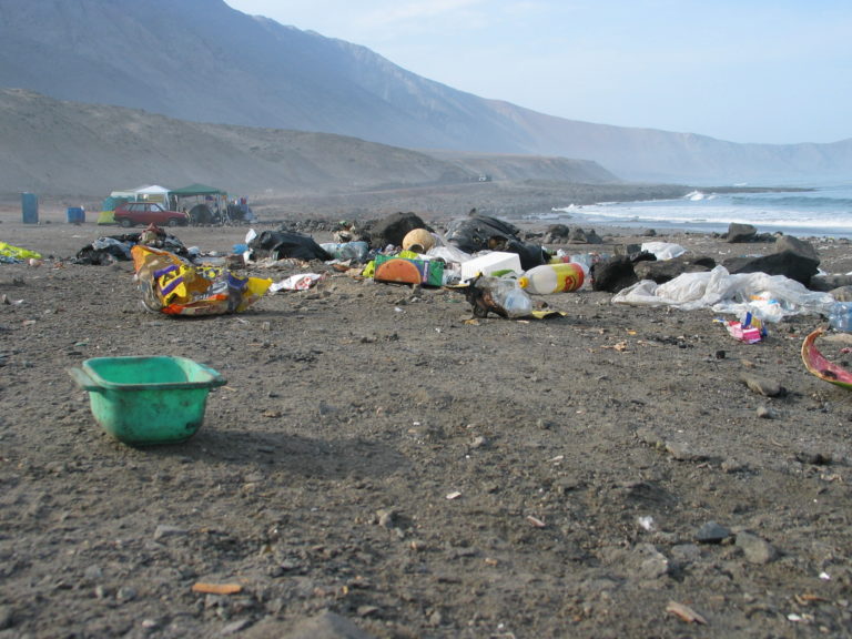 Multa de hasta $200 mil para quien ensucien playas, ríos y parques