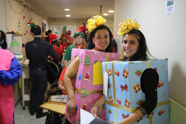 Funcionarios del Hospital de Curicó entregaron regalos de navidad a pacientes