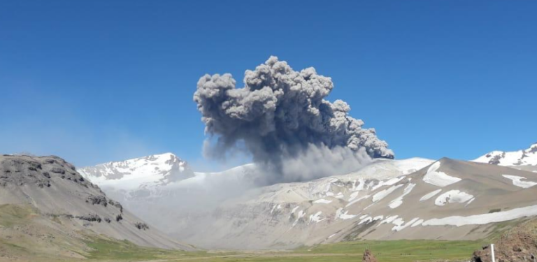 Se mantiene cerrado Paso Vergara por pulso eruptivo de volcán Peteroa