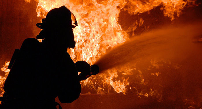 Hallan cadáver tras incendio que afectó a taller textil