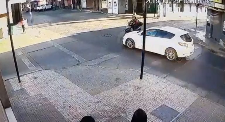 Motociclista fue colisionado por automóvil en el centro de Curicó