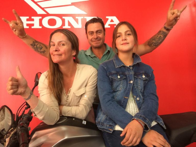 Familia de “Chaleco” López celebró triunfo del curicano en el Dakar