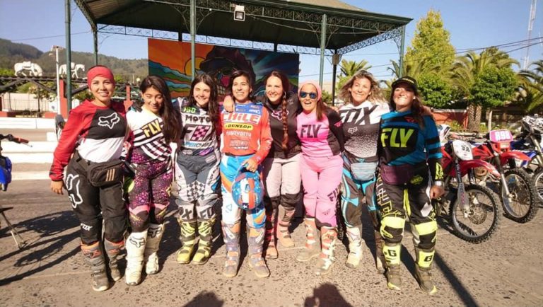Piloto licantenina Tania González finalizó con éxito su campamento y clínica de enduro