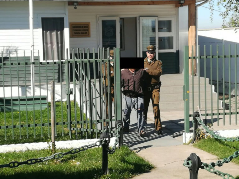 Hombre acusado de VIF fue descubierto con arma y millonaria suma de dineros
