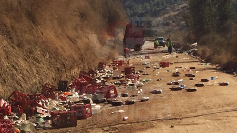 Camión distribuidor de Coca-Cola sufrió corte de frenos en Hualañé y dejó varios heridos