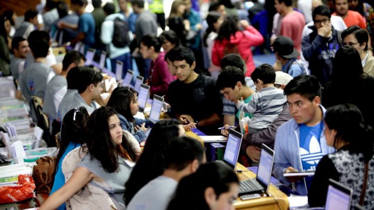 Extienden plazo para postular a beneficios estudiantiles